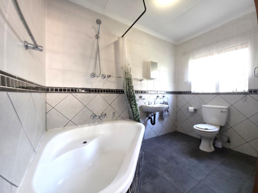 To Let 2 Bedroom Property for Rent in Meerhof North West